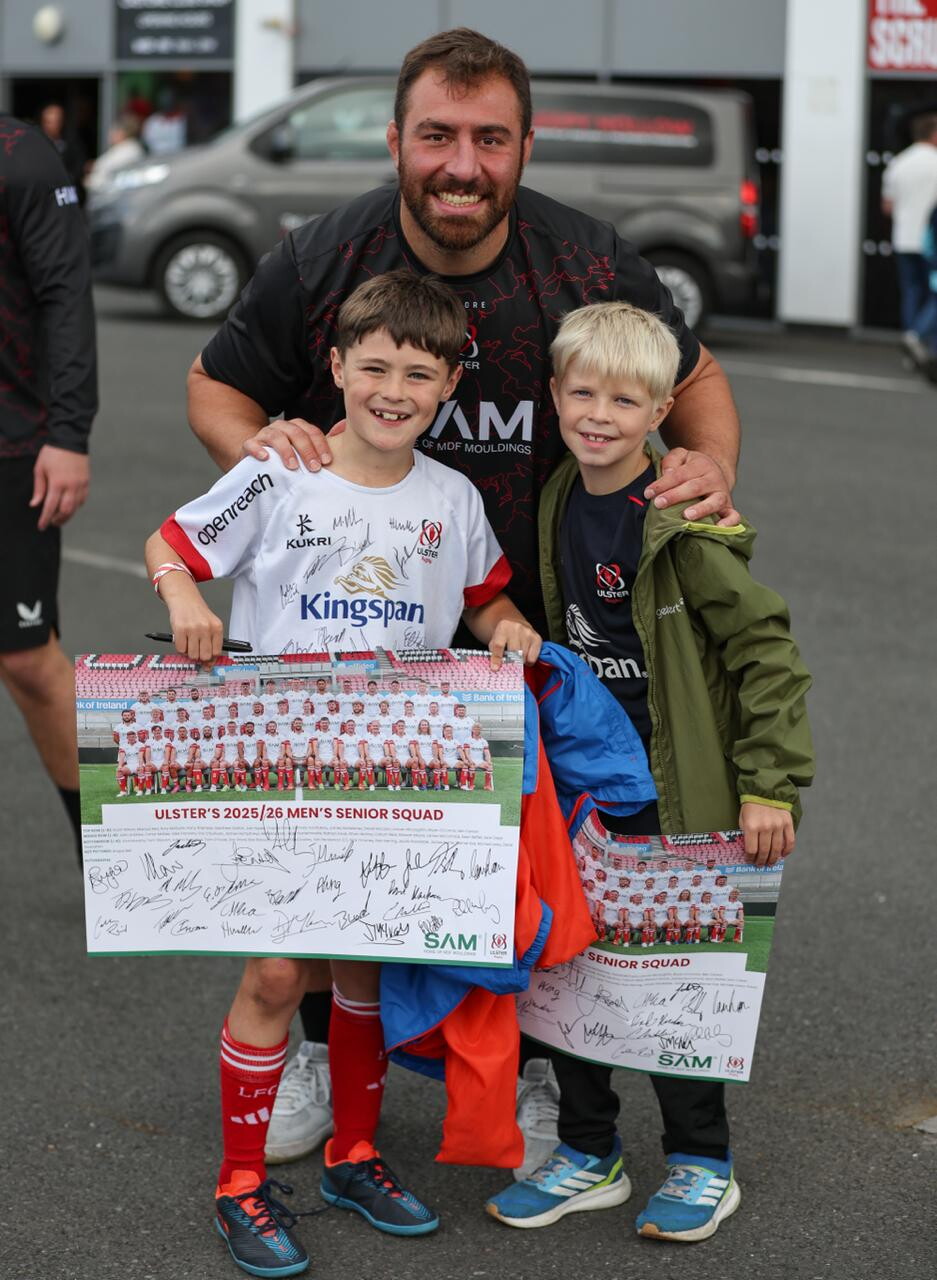 Eduardo Bello with supporters