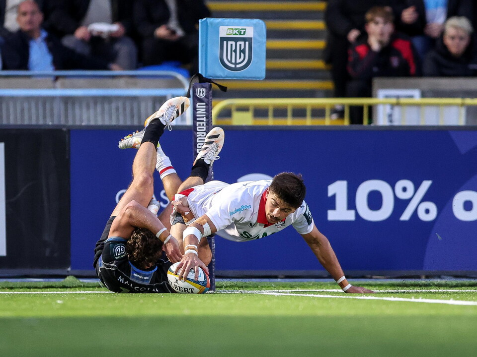 Chay Mullins try
